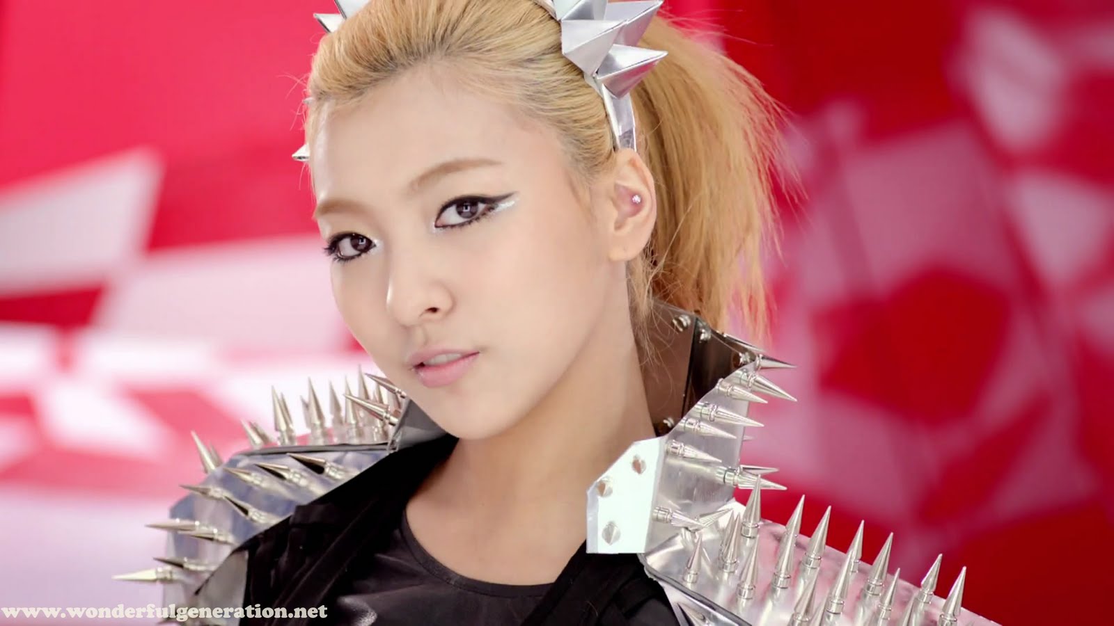 hot topless female dancing show tube f(x) luna dating rumors